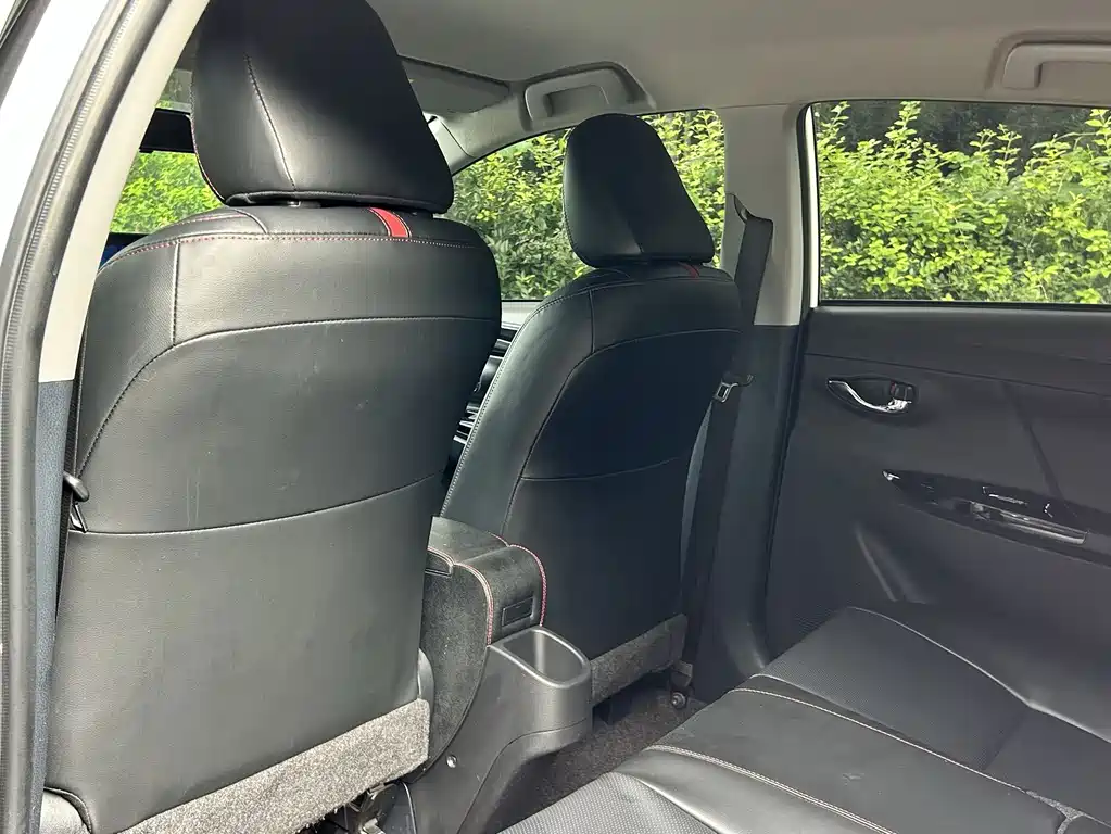 Toyota Yaris L — фото 10