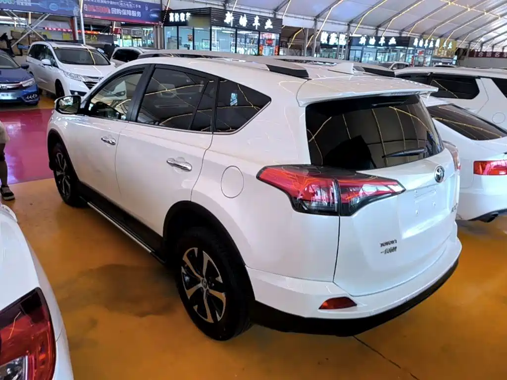 Toyota RAV4 — фото 5