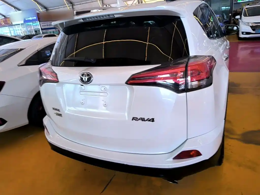 Toyota RAV4 — фото 6