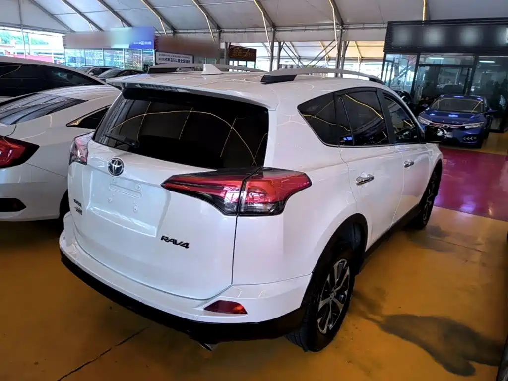Toyota RAV4 — фото 7