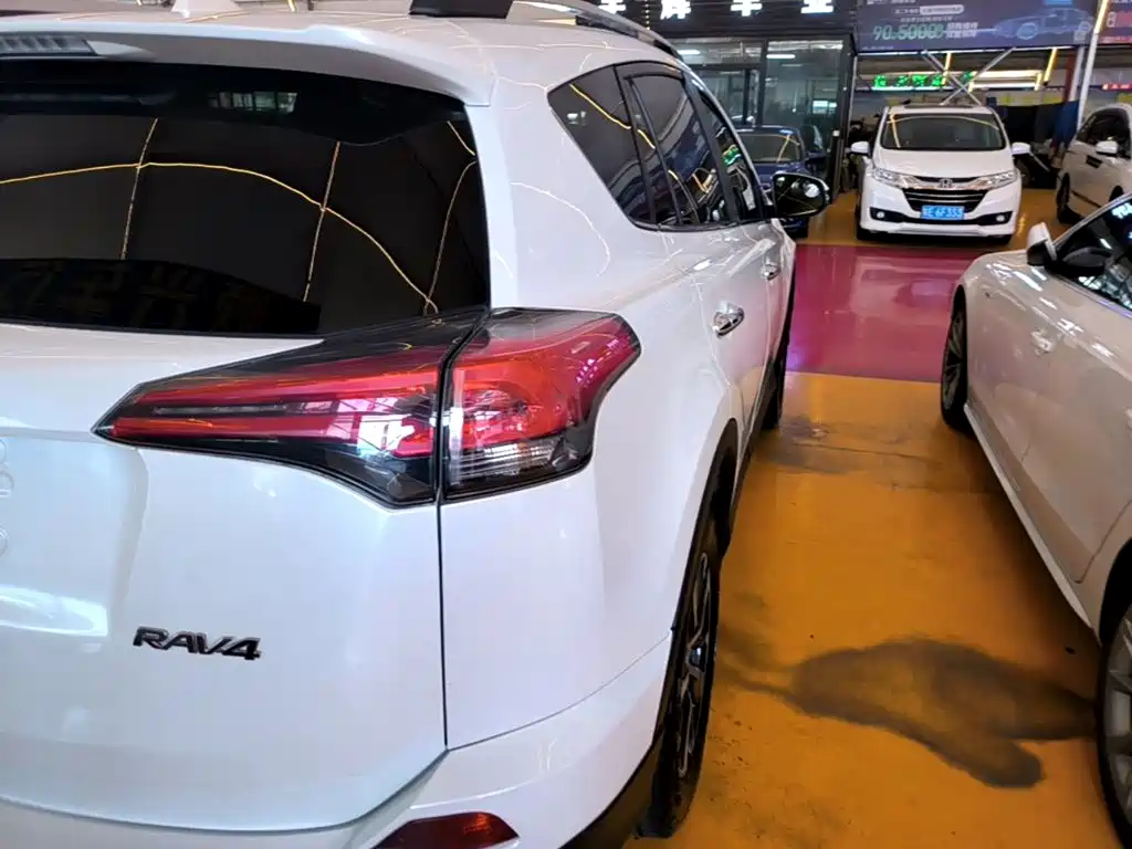 Toyota RAV4 — фото 8