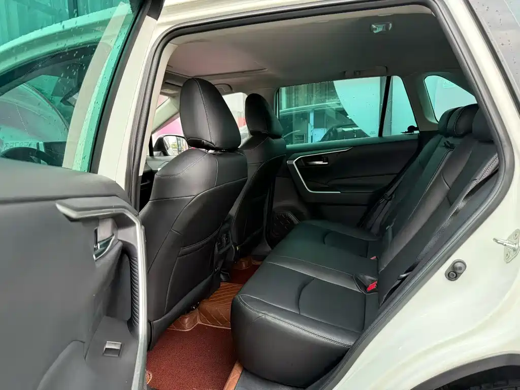 Toyota RAV4 — фото 7