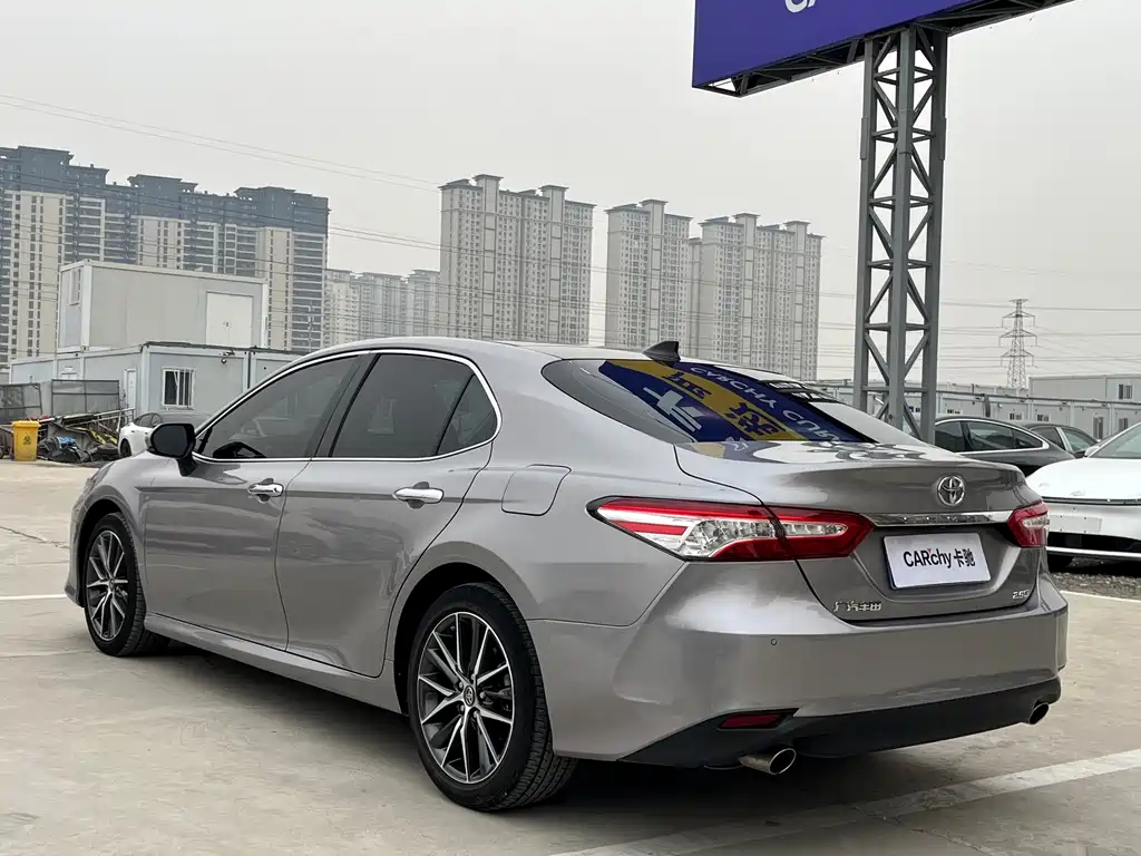 Toyota Camry — фото 4