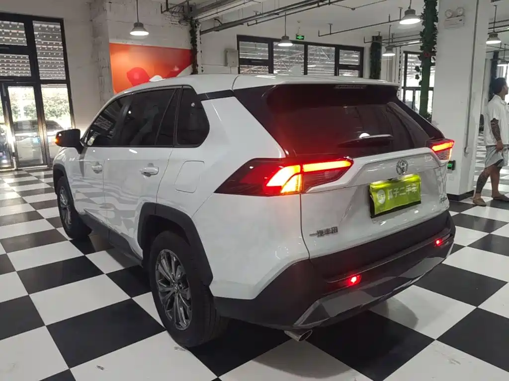 Toyota RAV4 — фото 5