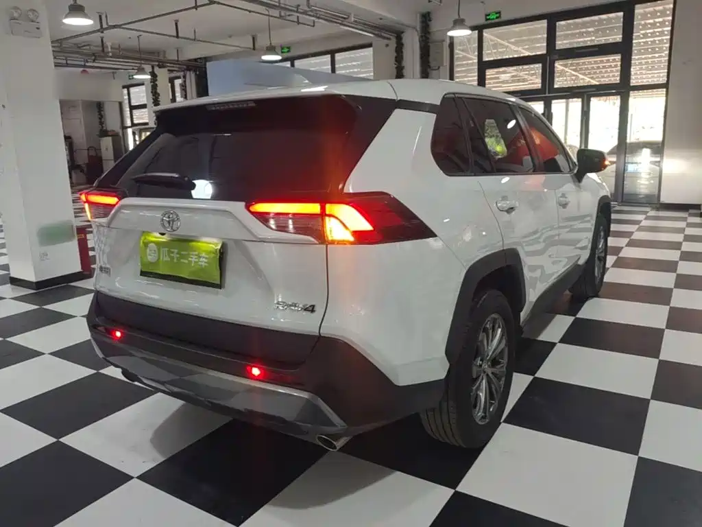 Toyota RAV4 — фото 7