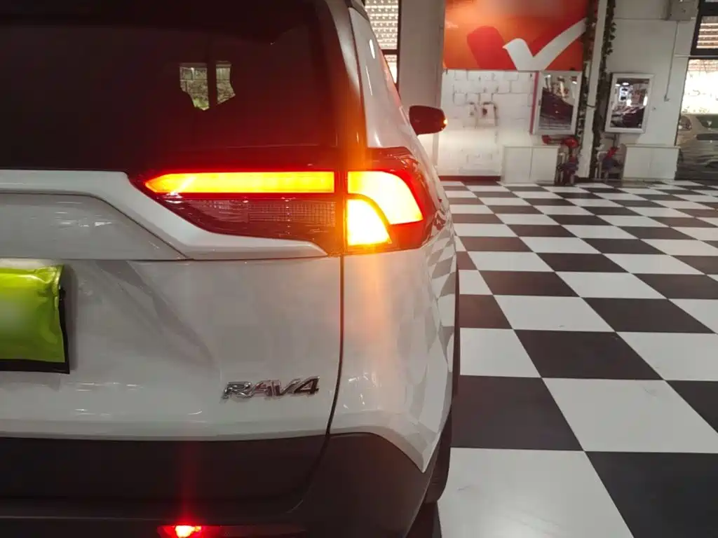 Toyota RAV4 — фото 8