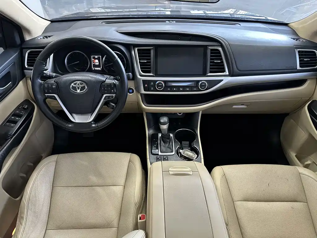 Toyota Highlander — фото 10