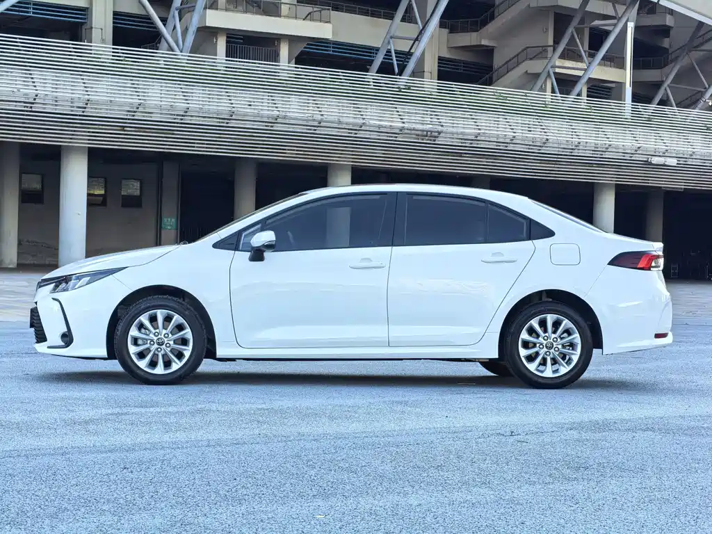 Toyota Corolla — фото 5