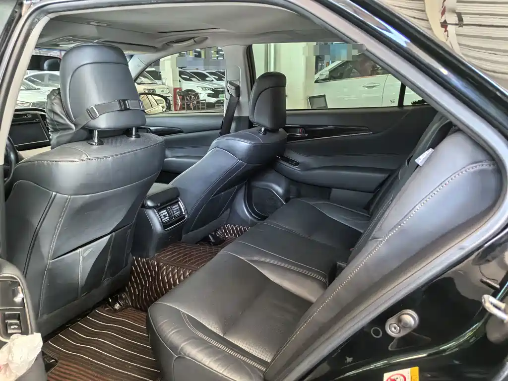 Toyota Crown — фото 10