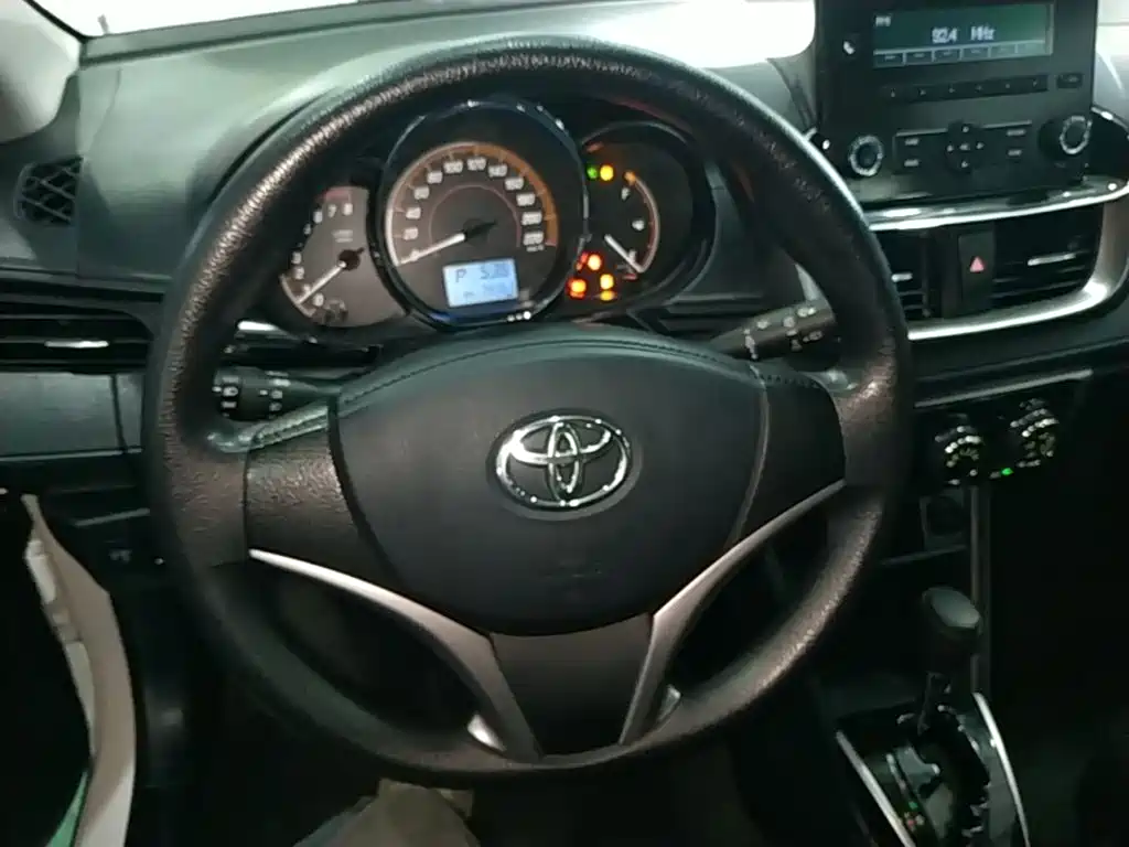 Toyota Yaris L — фото 11