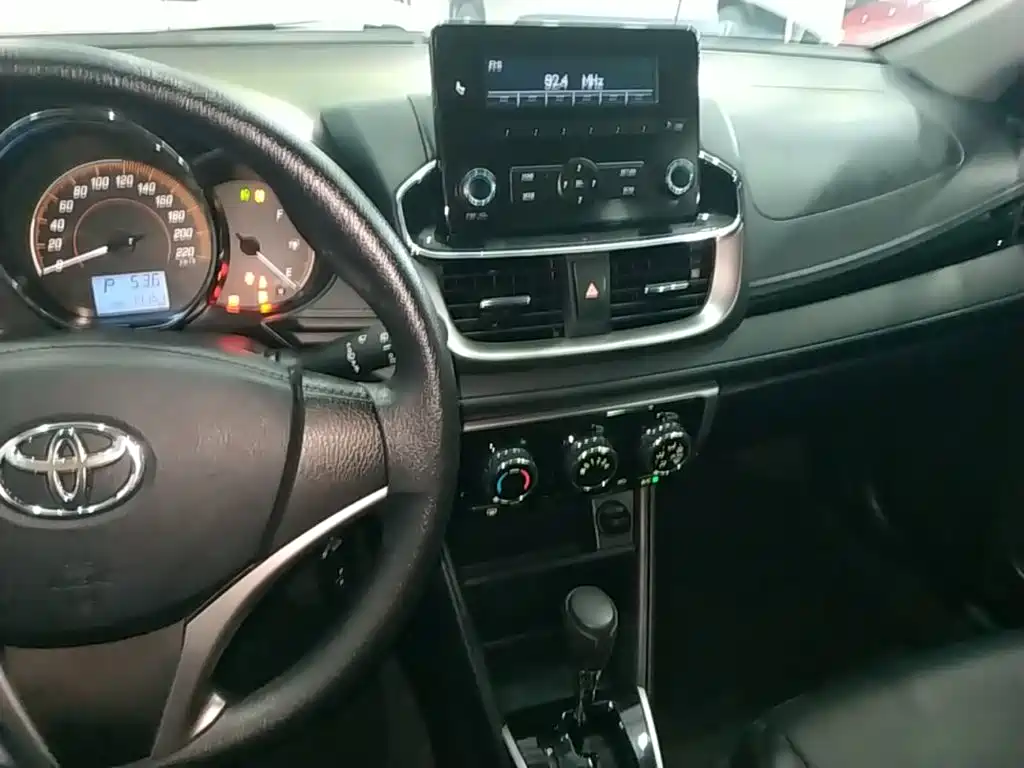 Toyota Yaris L — фото 13