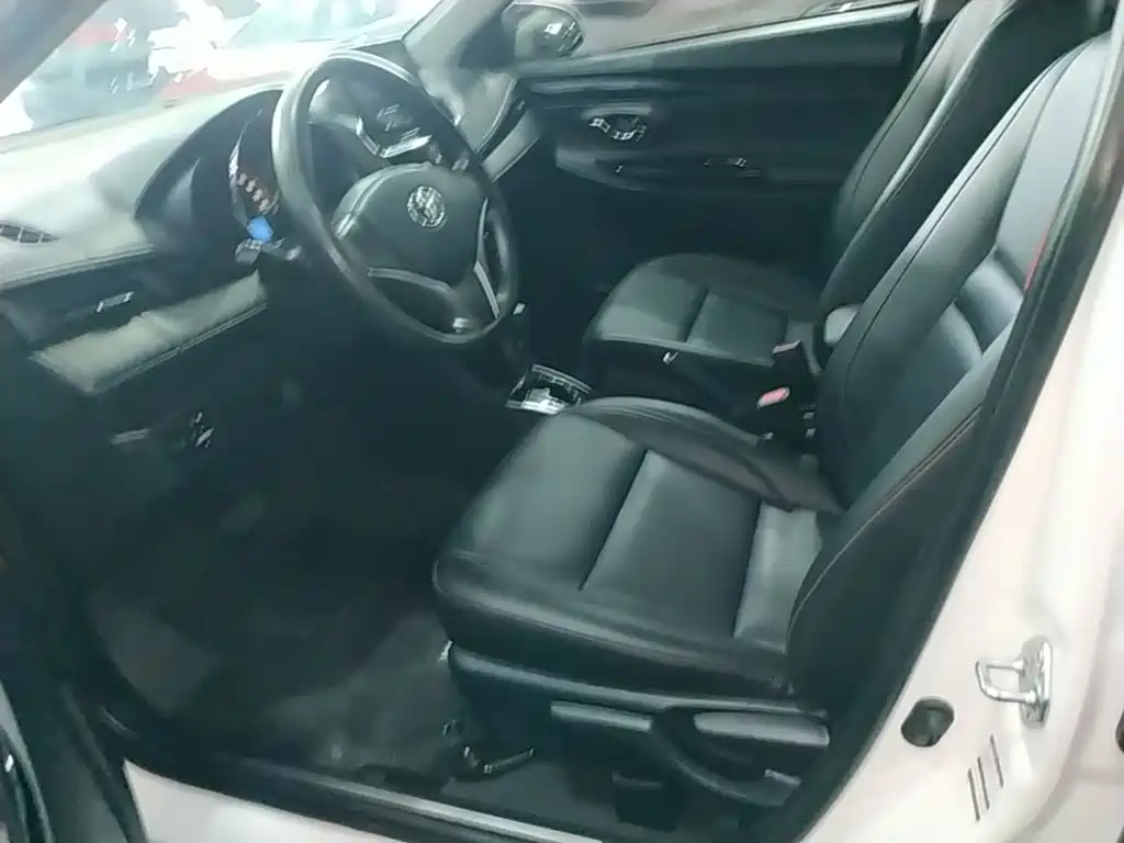 Toyota Yaris L — фото 15