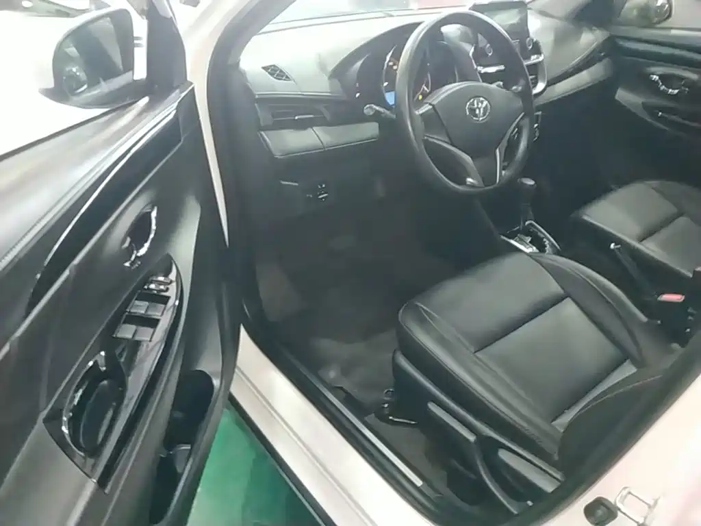 Toyota Yaris L — фото 16