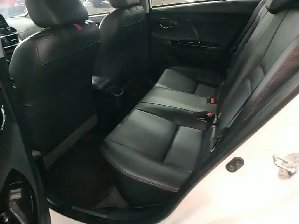 Toyota Yaris L — фото 17