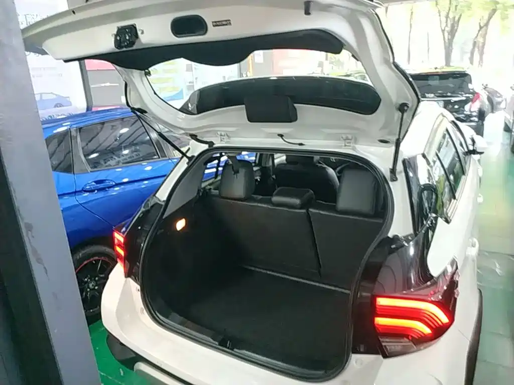 Toyota Yaris L — фото 19