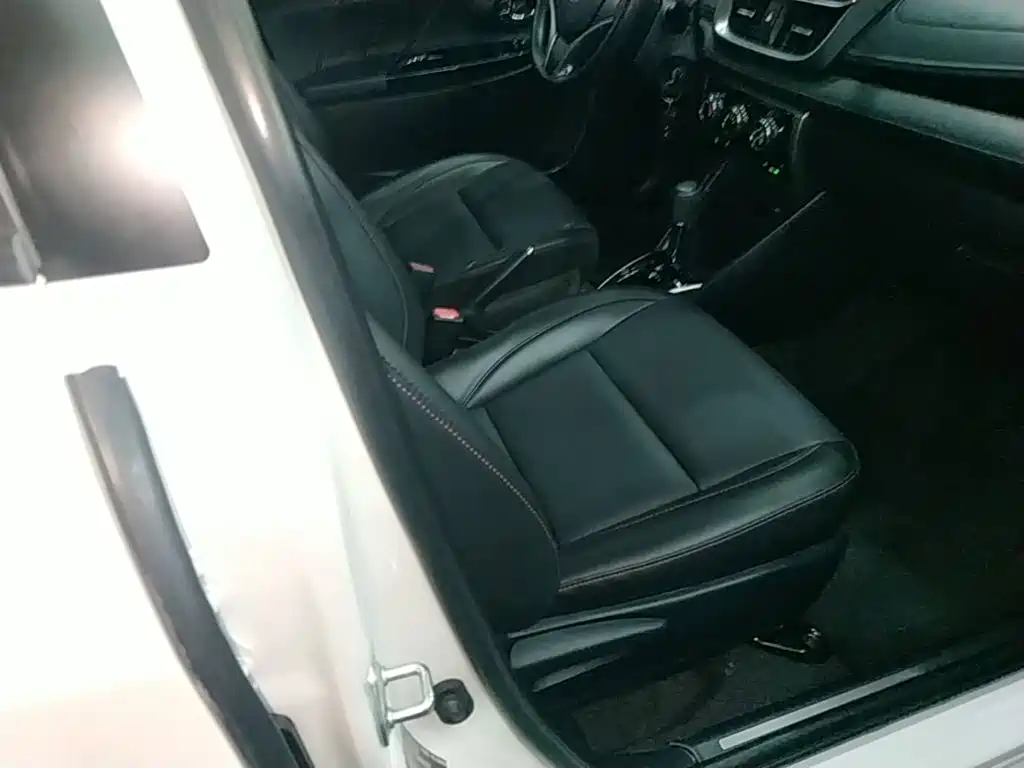Toyota Yaris L — фото 25