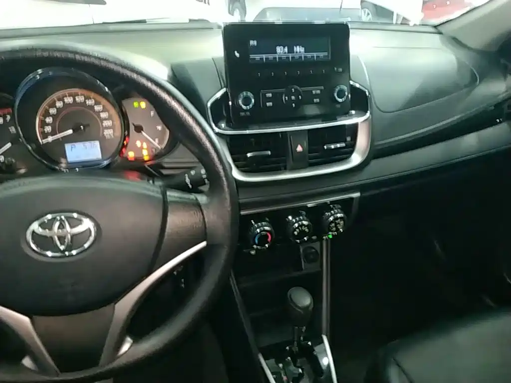 Toyota Yaris L — фото 10