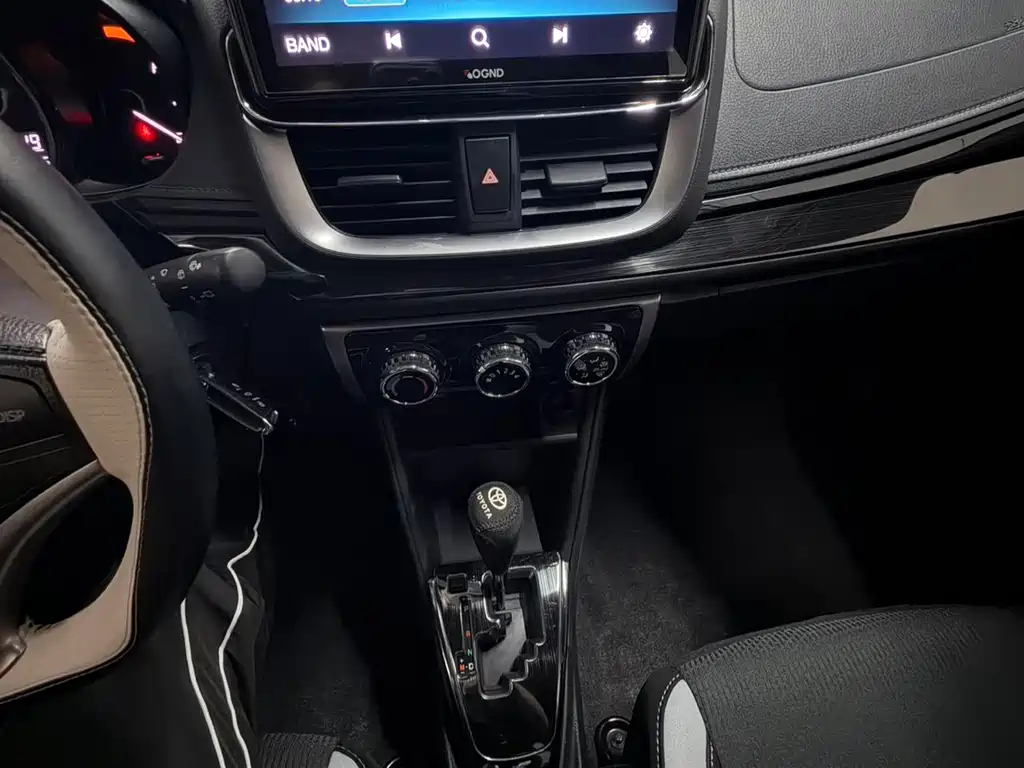 Toyota Yaris L — фото 13