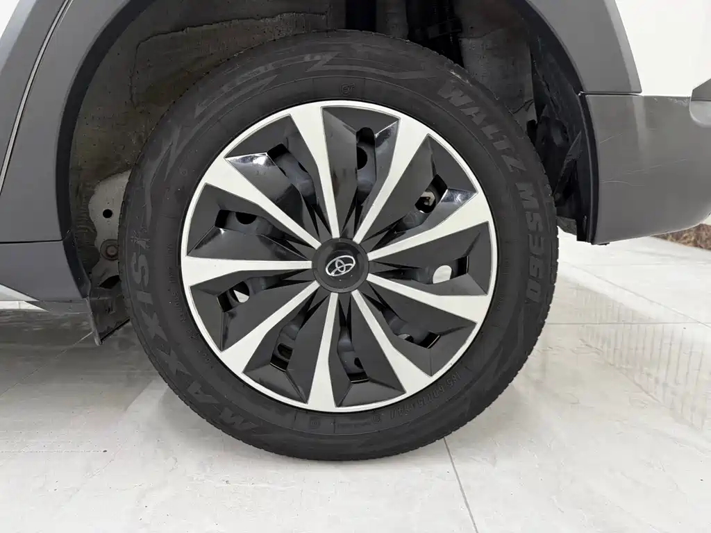 Toyota Yaris L — фото 19