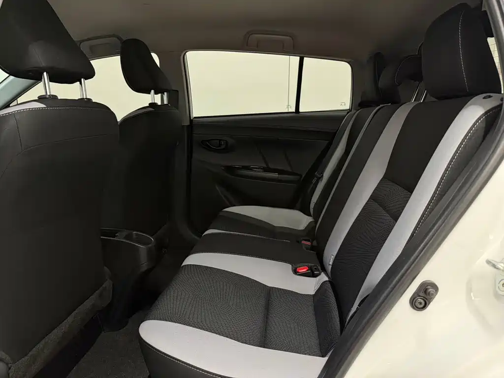 Toyota Yaris L — фото 10