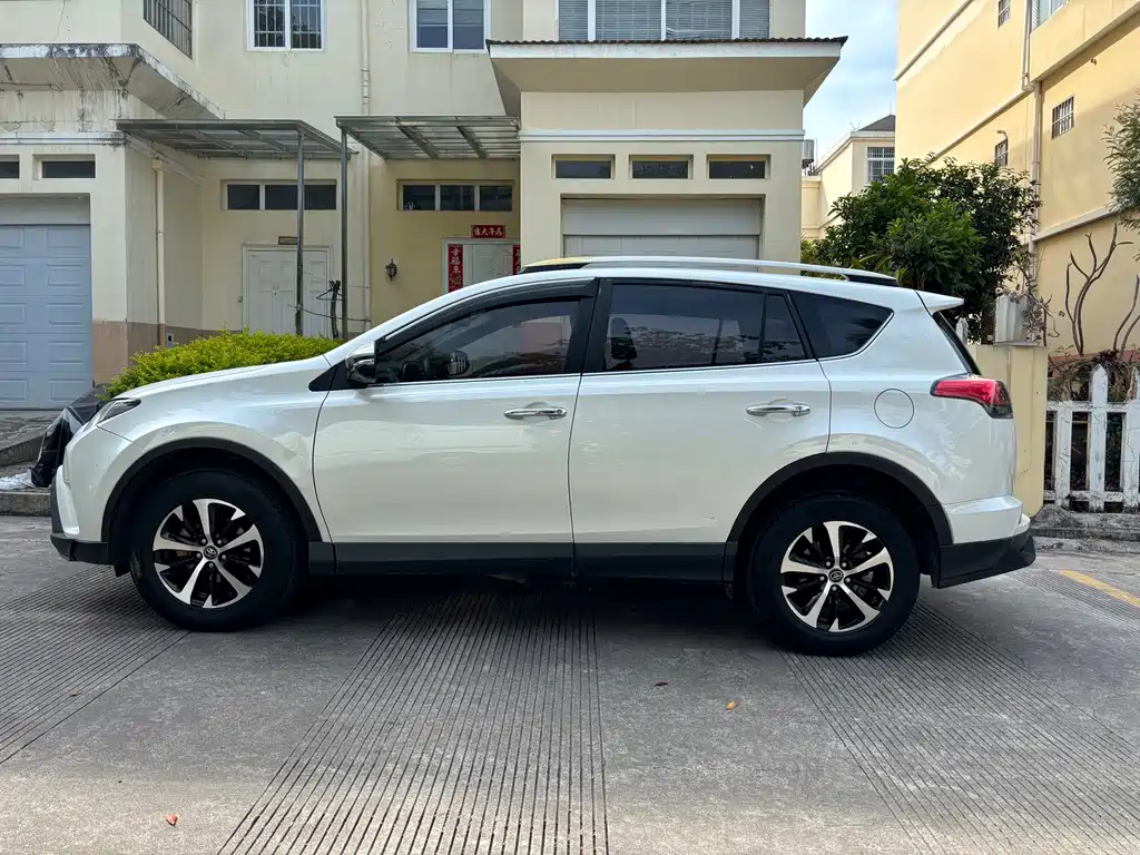 Toyota RAV4 — фото 3
