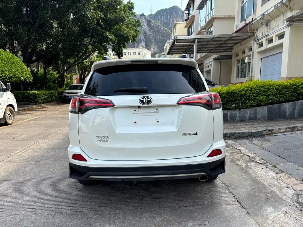 Toyota RAV4 — фото 4