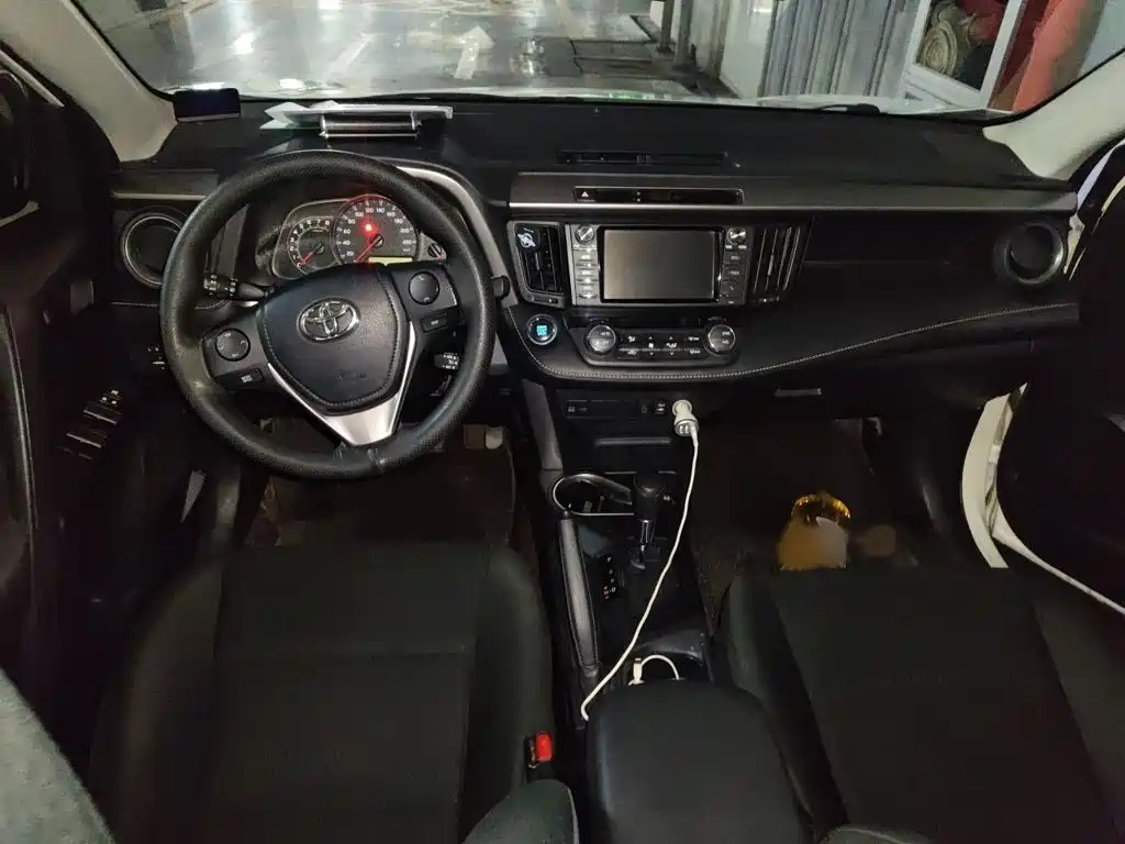 Toyota RAV4 — фото 13