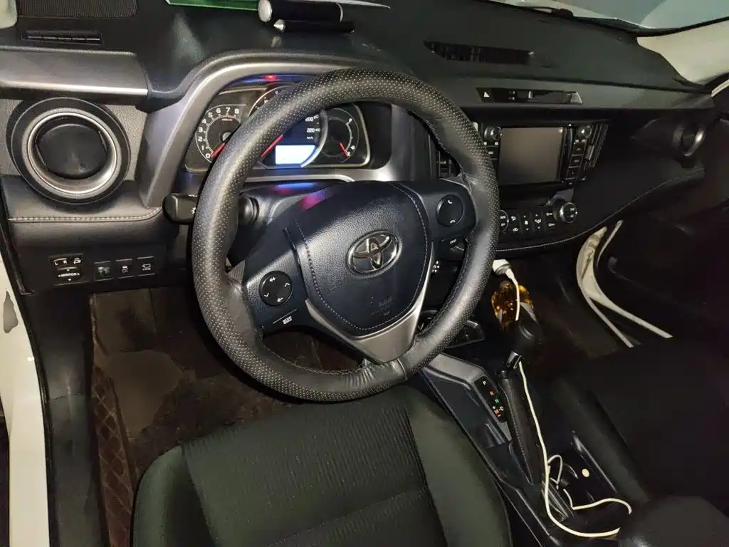 Toyota RAV4 — фото 3