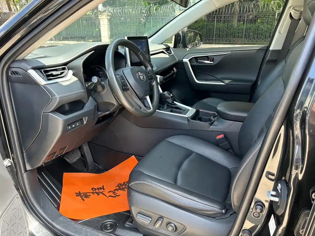 Toyota RAV4 — фото 6