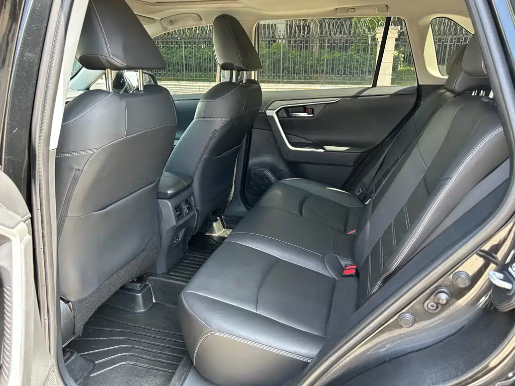 Toyota RAV4 — фото 10