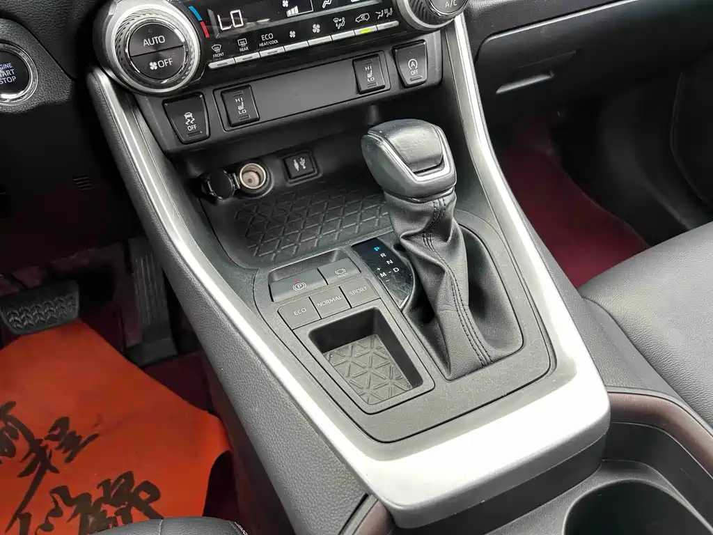 Toyota RAV4 — фото 14