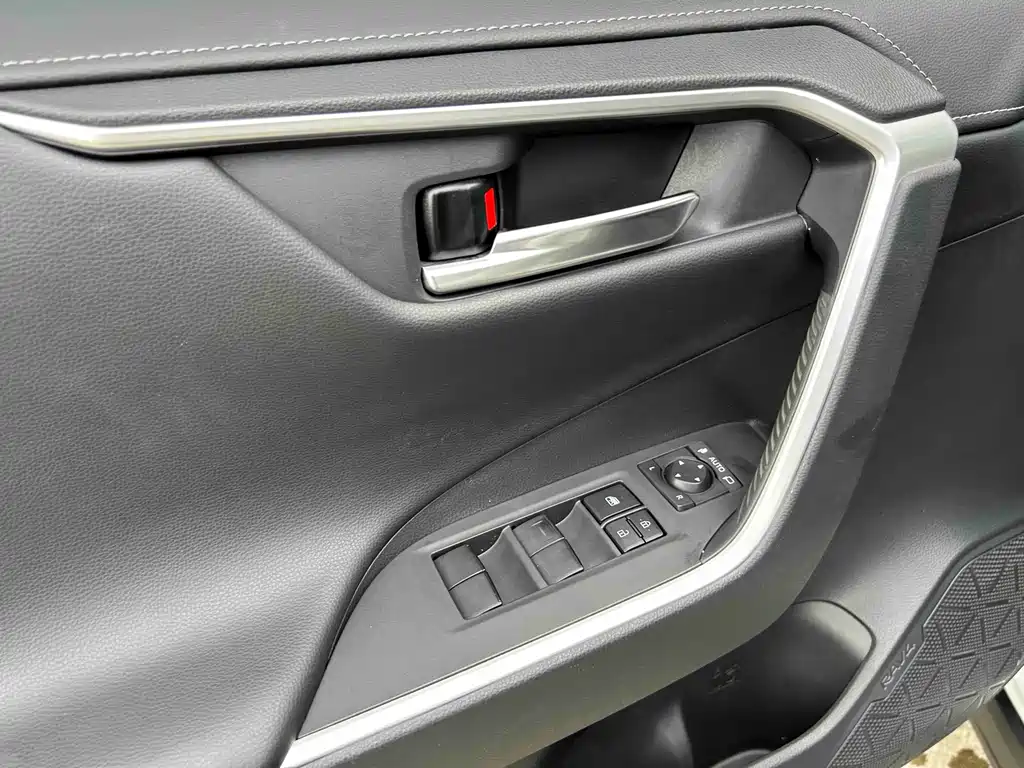 Toyota RAV4 — фото 17