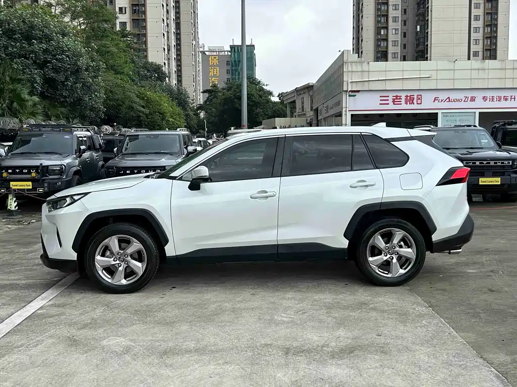 Toyota RAV4 — фото 3