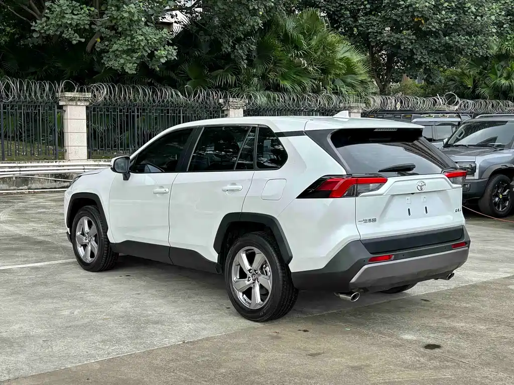 Toyota RAV4 — фото 4