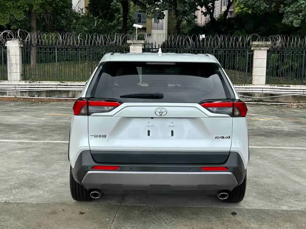 Toyota RAV4 — фото 5