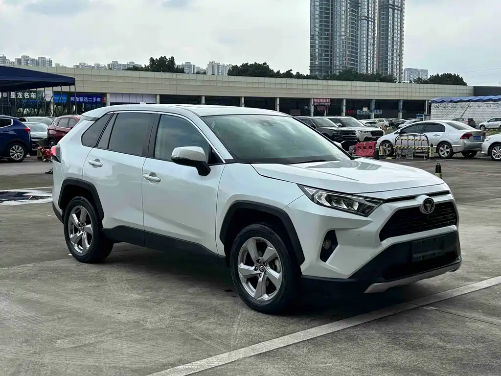 Toyota RAV4 — фото 7