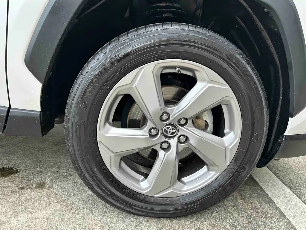 Toyota RAV4 — фото 8