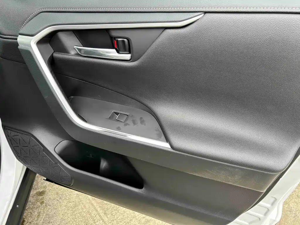 Toyota RAV4 — фото 10
