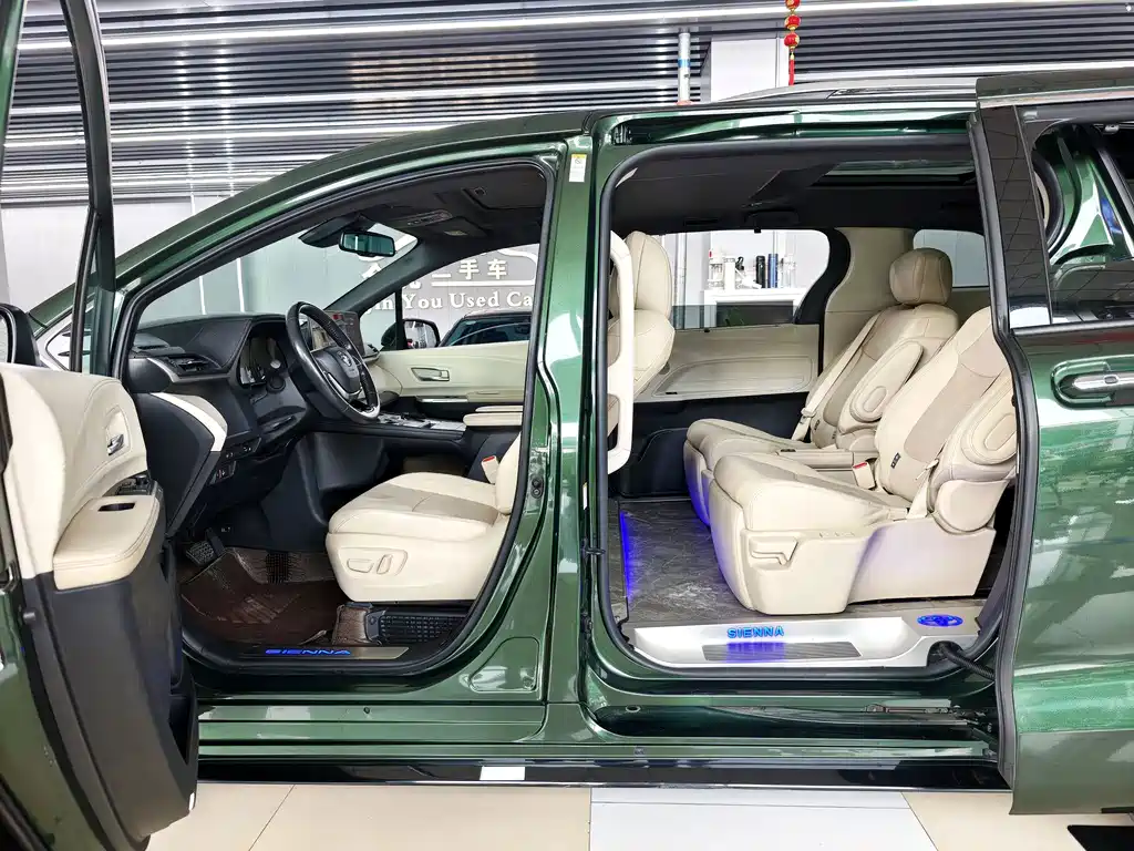 Toyota Sienna — фото 5