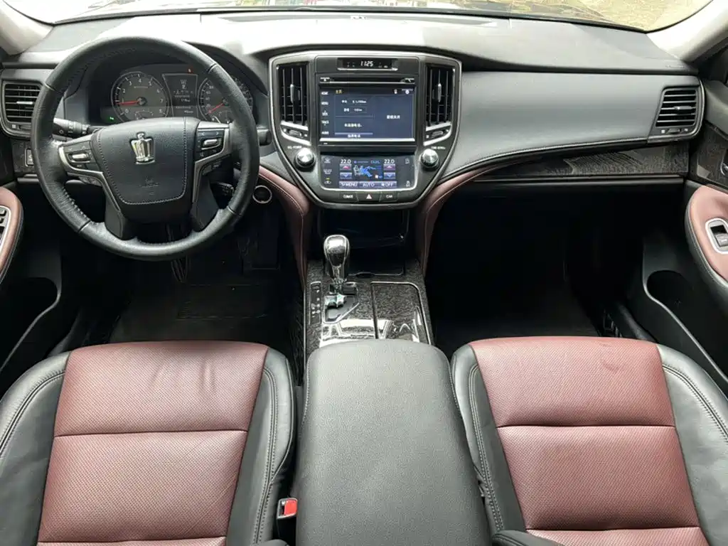 Toyota Crown — фото 10