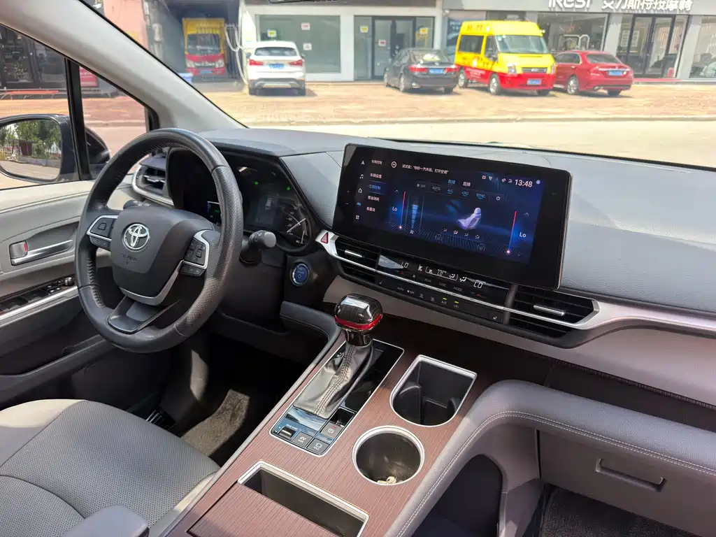Toyota Granvia — фото 11