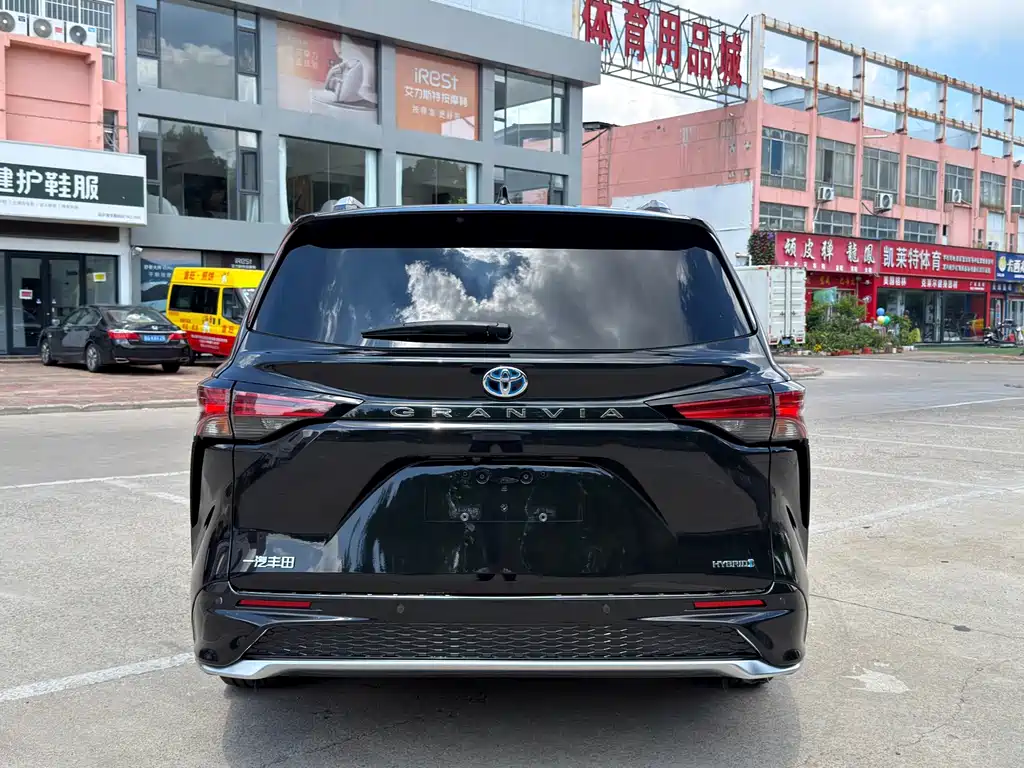 Toyota Granvia — фото 13