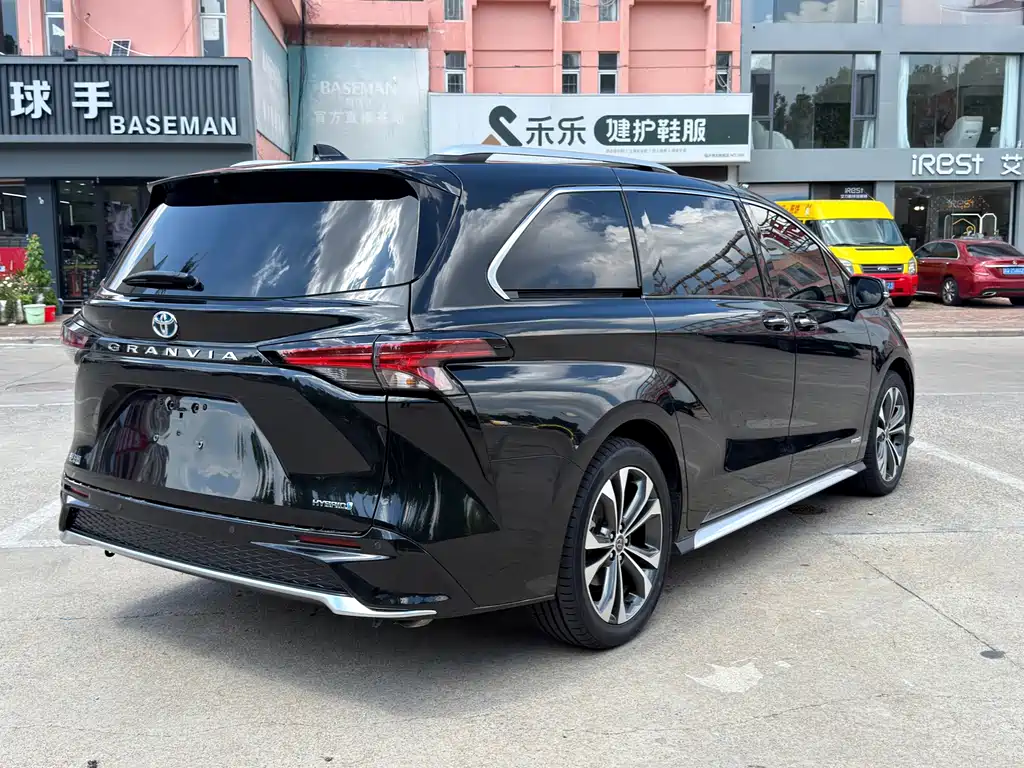 Toyota Granvia — фото 14