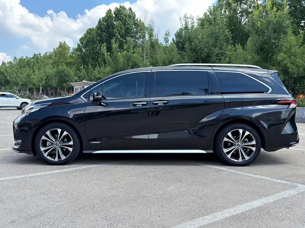 Toyota Granvia — фото 3