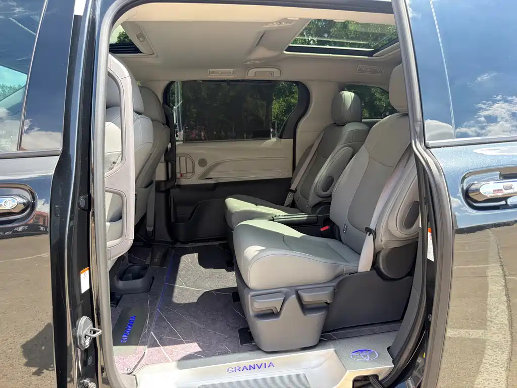 Toyota Granvia — фото 6