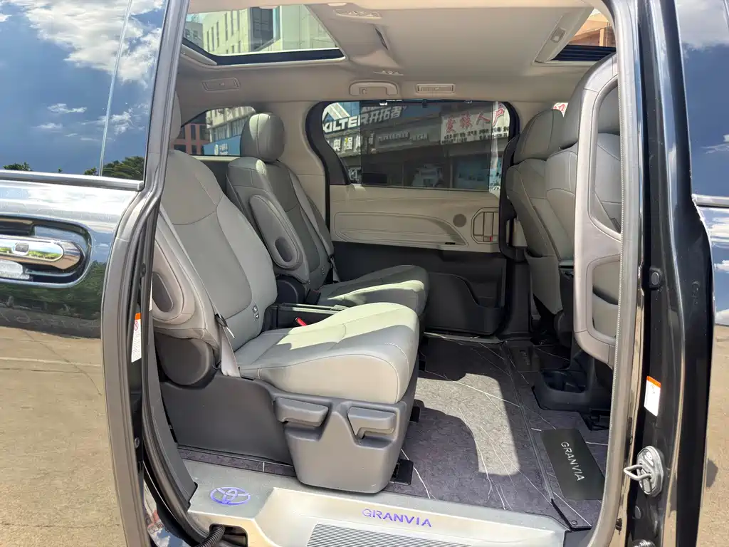 Toyota Granvia — фото 9