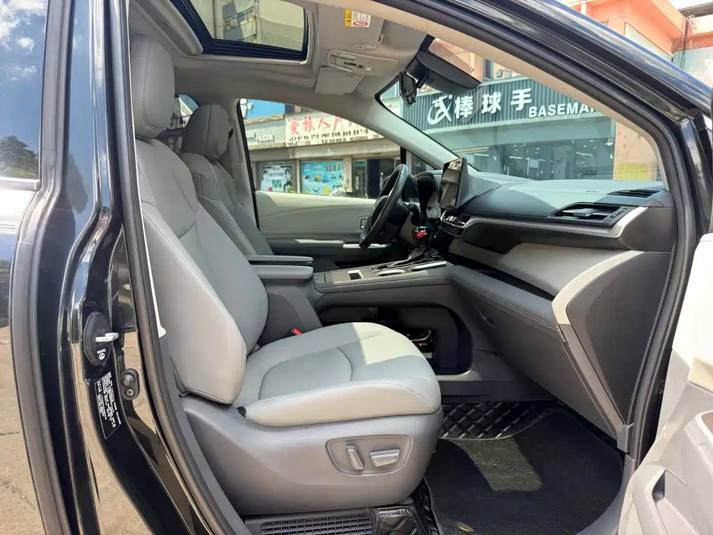 Toyota Granvia — фото 10