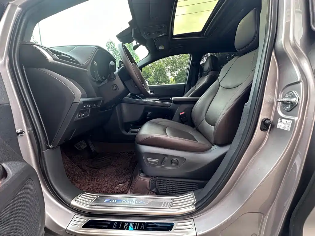 Toyota Sienna — фото 4