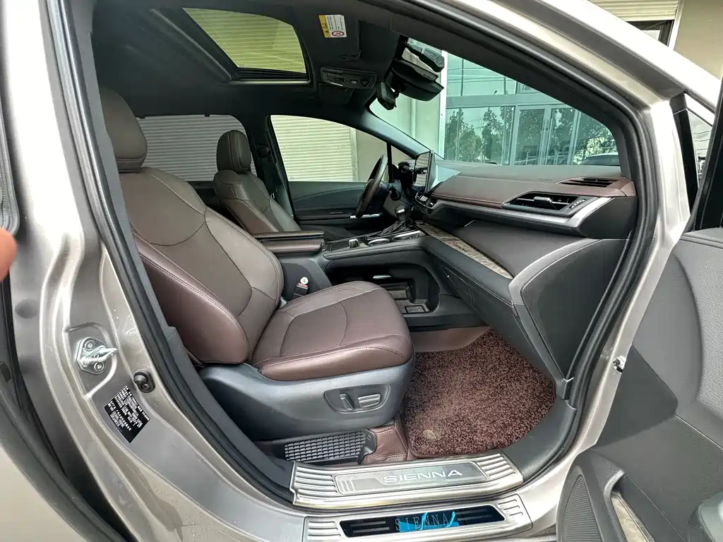 Toyota Sienna — фото 5