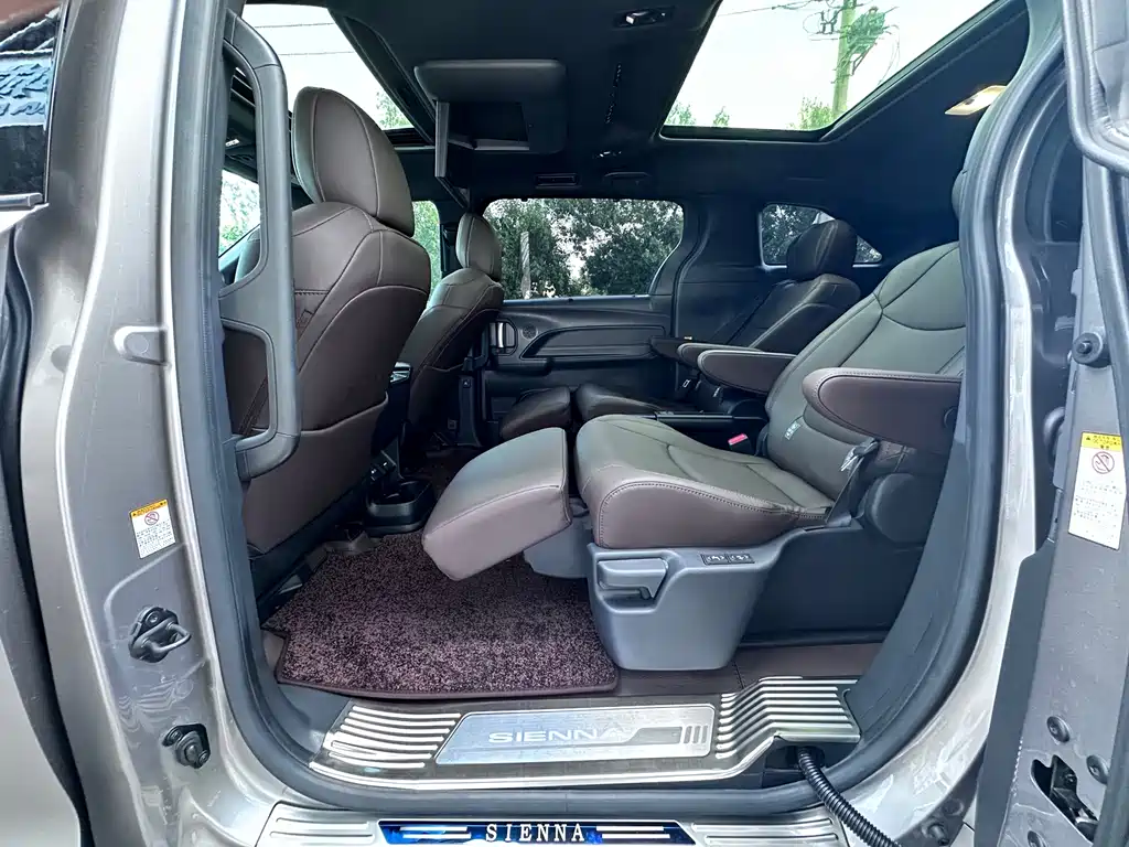 Toyota Sienna — фото 8